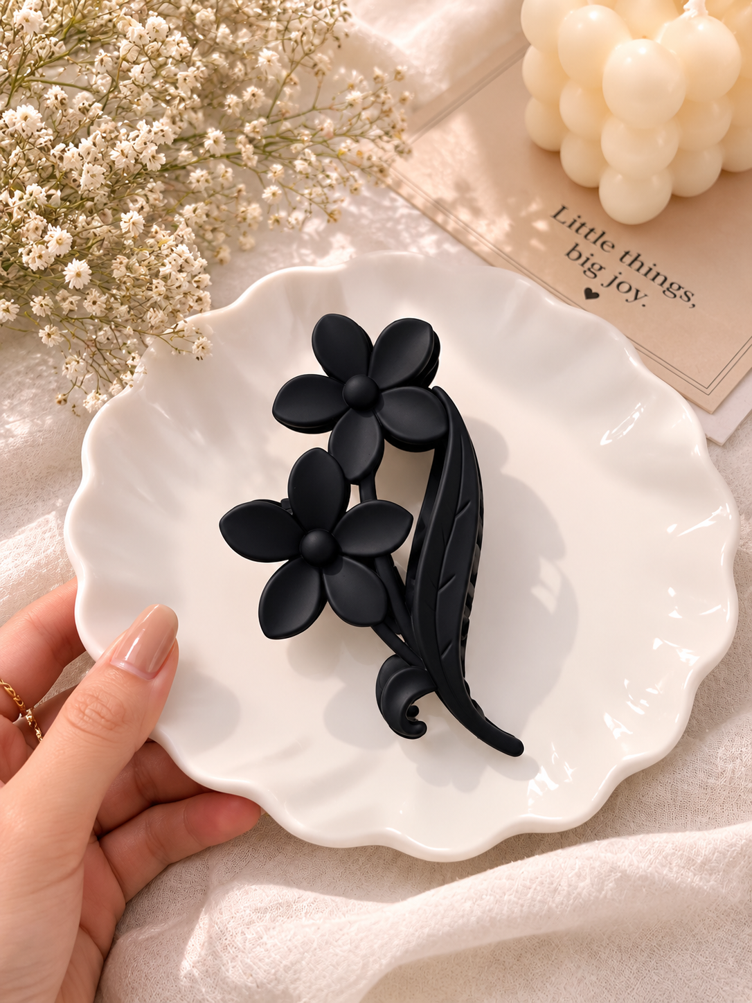 Daisy Bloom Matte Hair Claw Clip