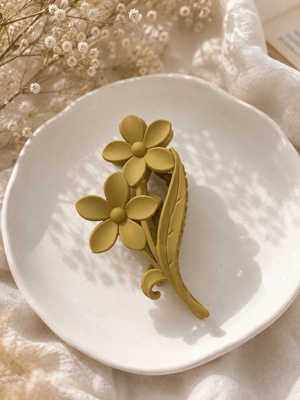 Daisy Bloom Matte Hair Claw Clip