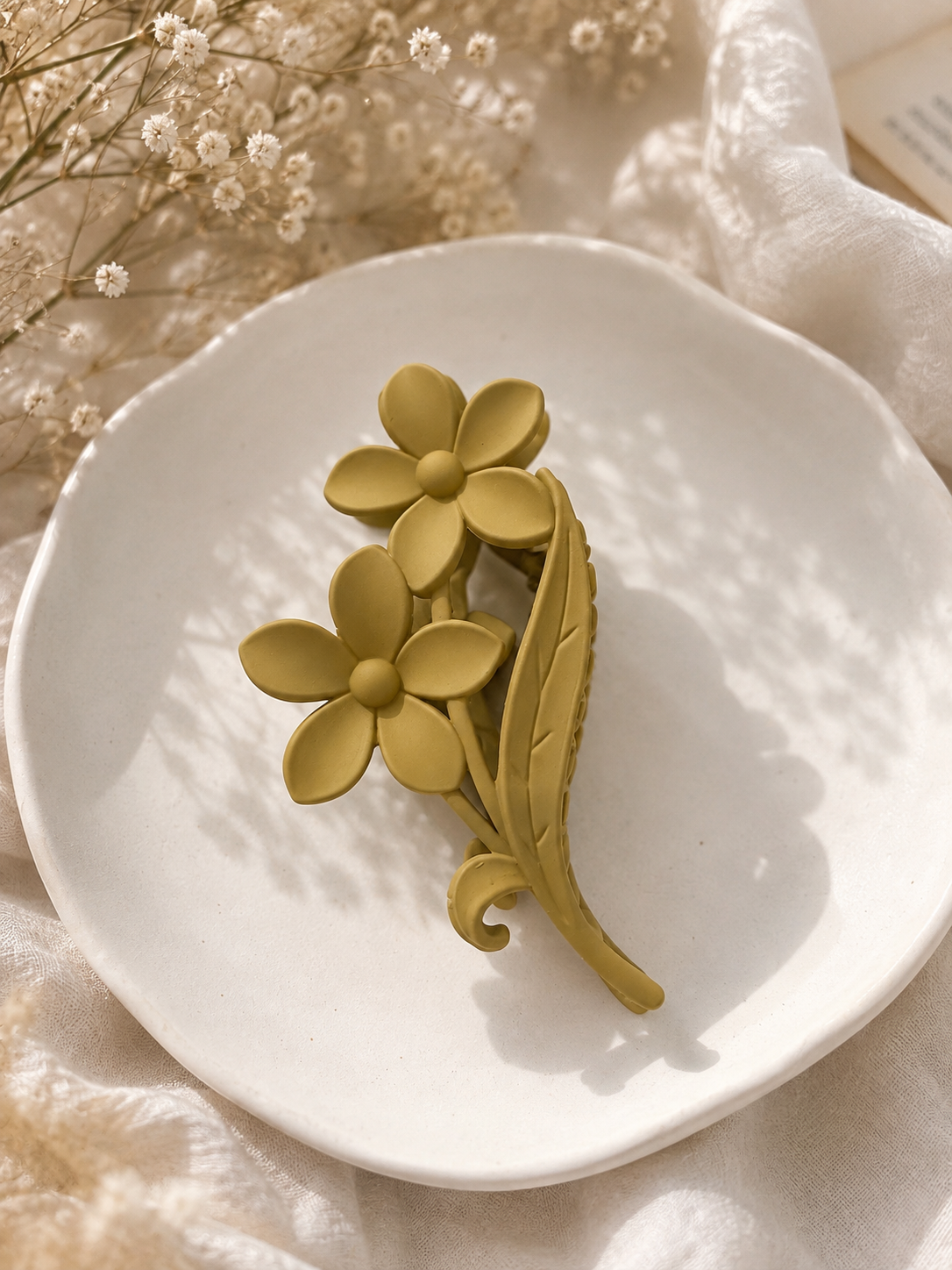 Daisy Bloom Matte Hair Claw Clip